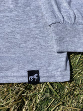 Cargar imagen en el visor de la galería, La Rienda Suelta Brand Rider Long Sleeve T-Shirt (LIGHT GREY)
